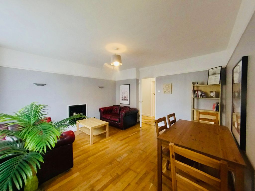 3 bed flat to rent in Garratt Lane, Earlsfield, Wandsworth SW17 Zoopla