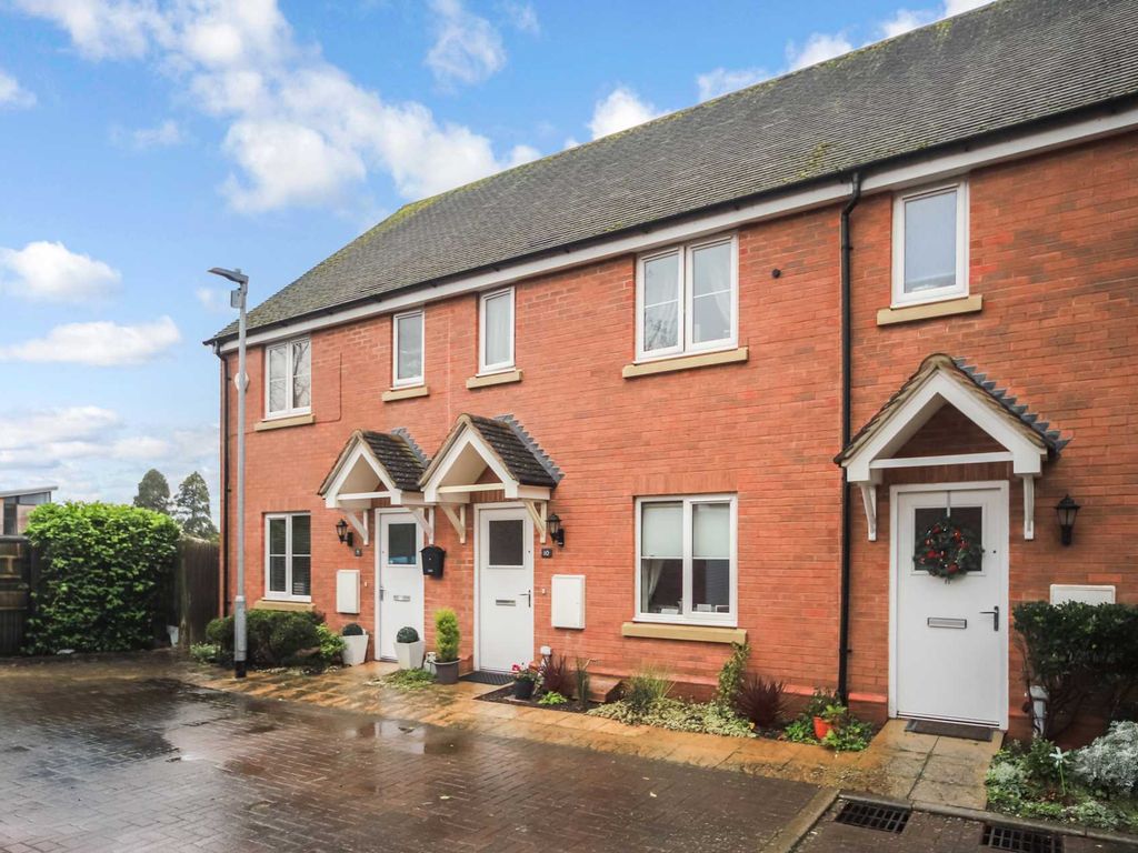 2 bed property to rent in Pavilion Gardens, Aston Clinton HP22, £1,300