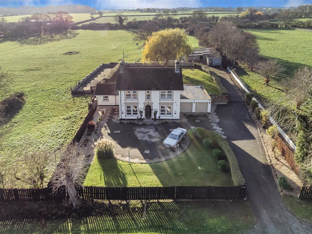 4 bed detached house for sale in Bedford Road, Rushden NN10 Zoopla