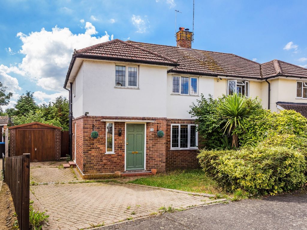 3 bed semidetached house for sale in Easter Way, South Godstone