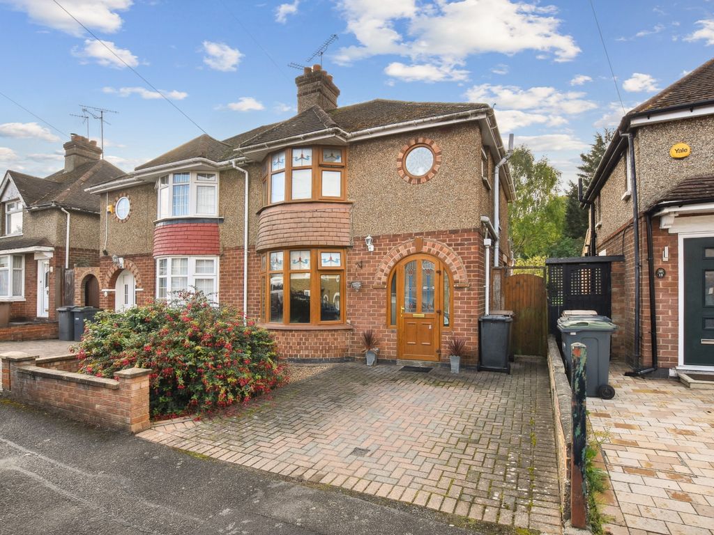 Windermere Crescent, Luton, Bedfordshire LU3  