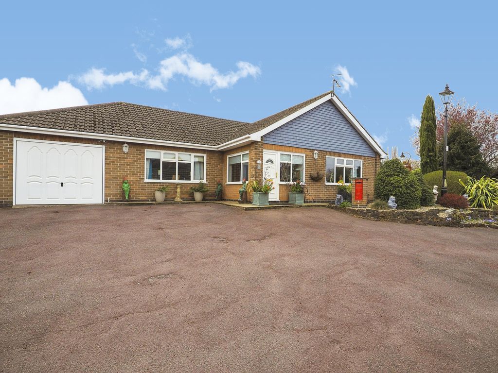 2 bed bungalow for sale in Shelton Avenue, Hucknall, Nottingham