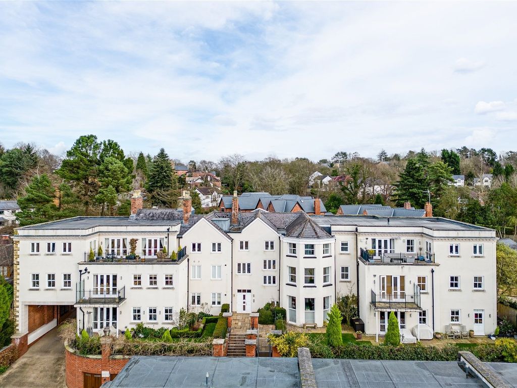 3 bed flat for sale in Scott Road, Prestbury, Macclesfield SK10, £