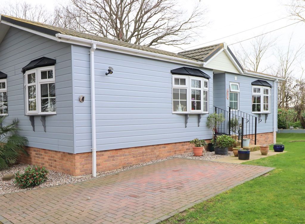 2 bed mobile/park home for sale in Pooles Lane, Hullbridge, Hockley SS5