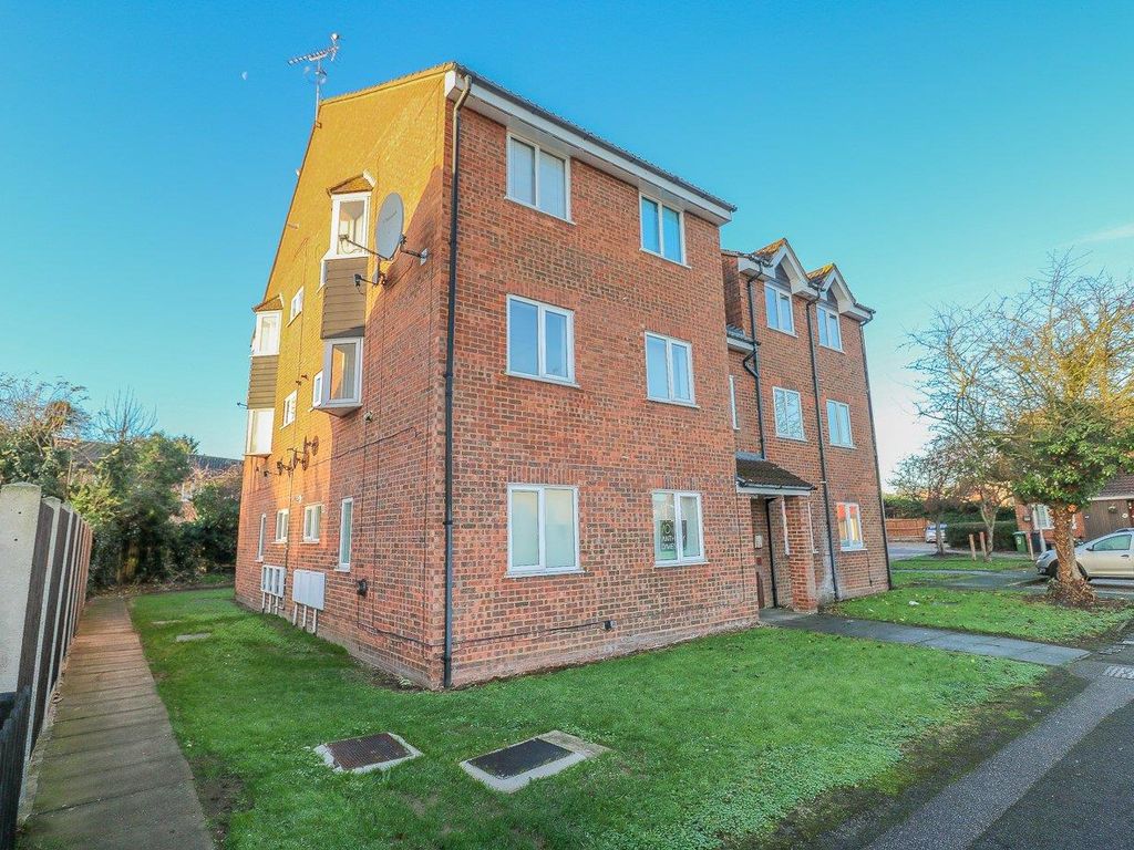 Room to rent in Cranleigh Close, Cheshunt, Waltham Cross EN7, £950 pcm