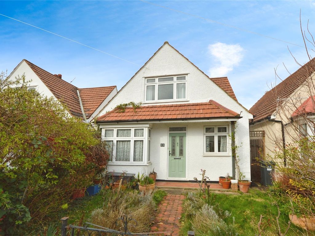 3 bed detached house for sale in Park Avenue, Hounslow TW3, £550,000