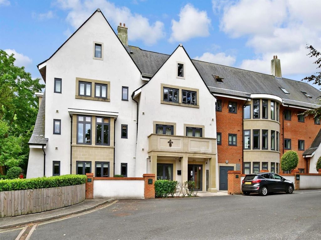 2 bed flat to rent in Bolnore Road, Haywards Heath RH16, £1,400 pcm