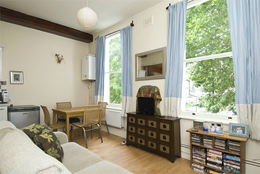 2 bed flat to rent in Hammersmith Grove, Brackenbury Village