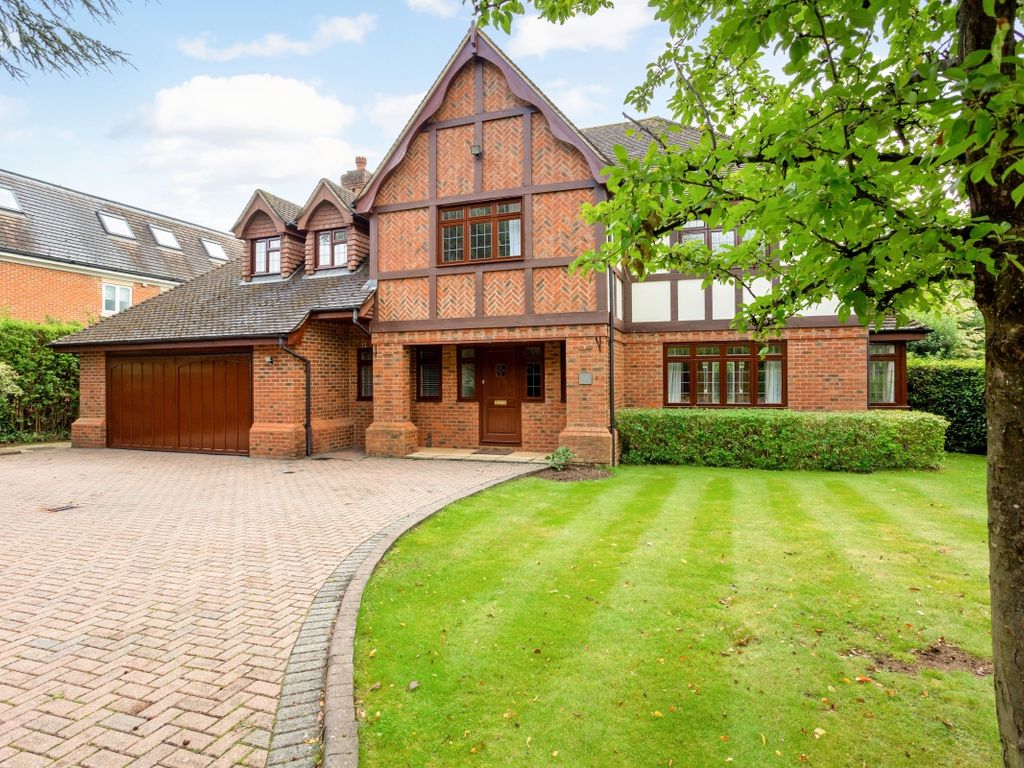 5 bed detached house to rent in Foxborough Court, Maidenhead SL6, £