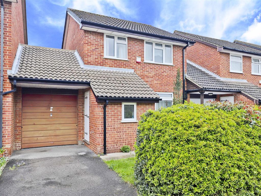 3 bed linkdetached house for sale in Fleet Close, Ruislip HA4 Zoopla