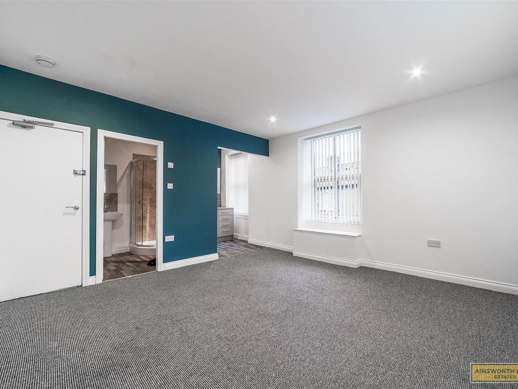 Studio to rent in Redearth Road, Darwen BB3, £500 pcm Zoopla