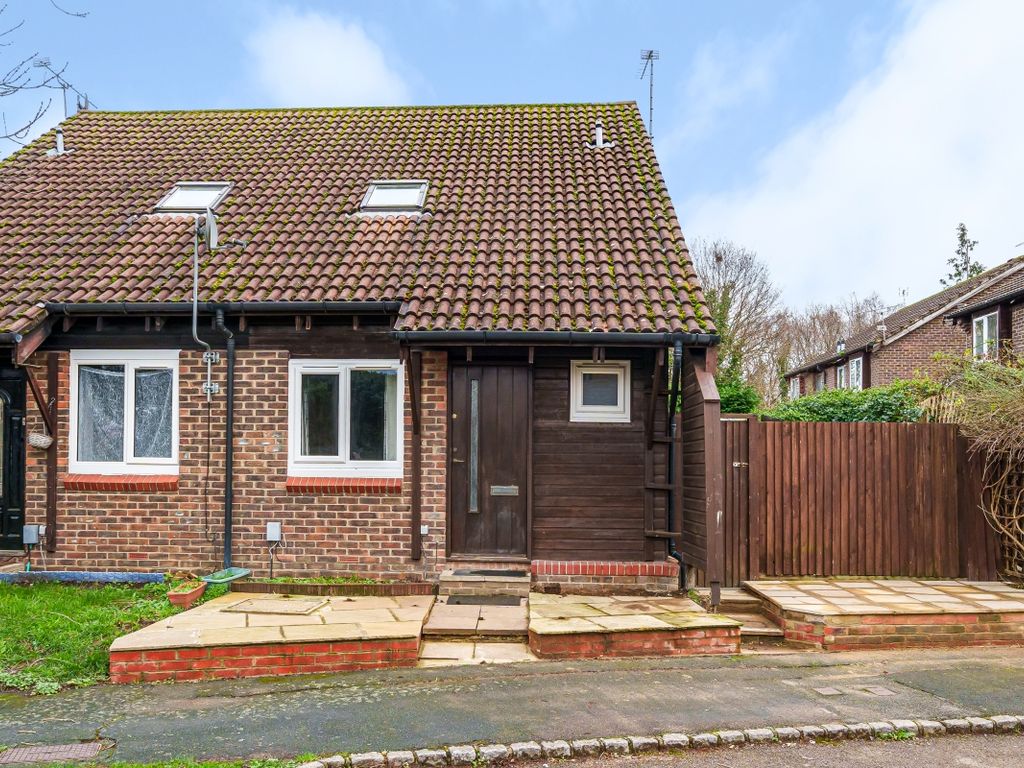 1 bed flat to rent in Willowmead Close, Horsell, Woking GU21, £1,400