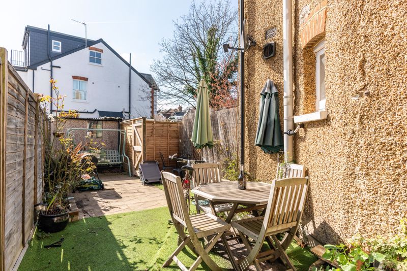 2 bed flat to rent in Walton Road, West Molesey KT8 Zoopla