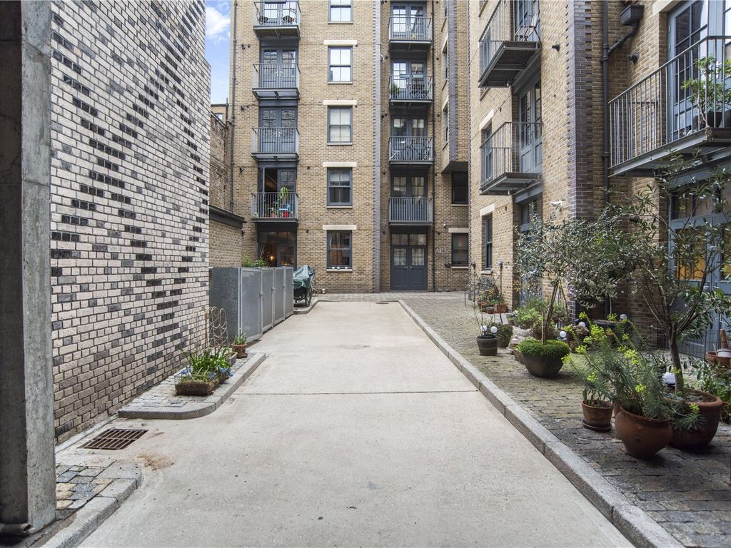 2 bed flat to rent in New Inn Broadway, Shoreditch, London EC2A, £3,250