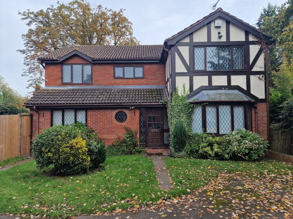 4 bed detached house to rent in South View Close, Codsall WV8, £2,200