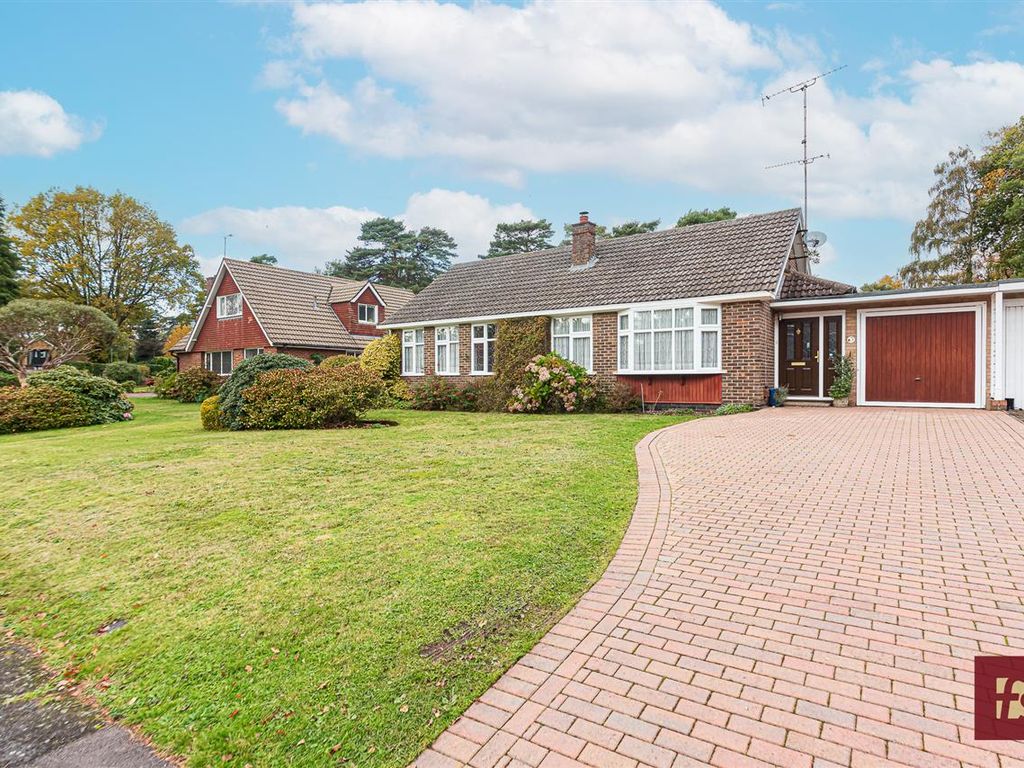 3 bed detached bungalow to rent in Parkway, Crowthorne RG45, £2,200 pcm