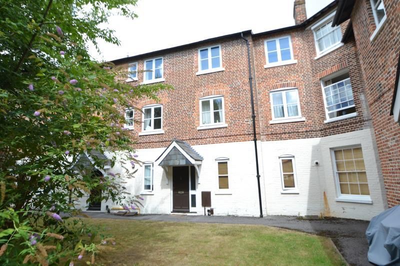 1 bed flat to rent in The Cloisters, Junction Road, Andover SP10, £825