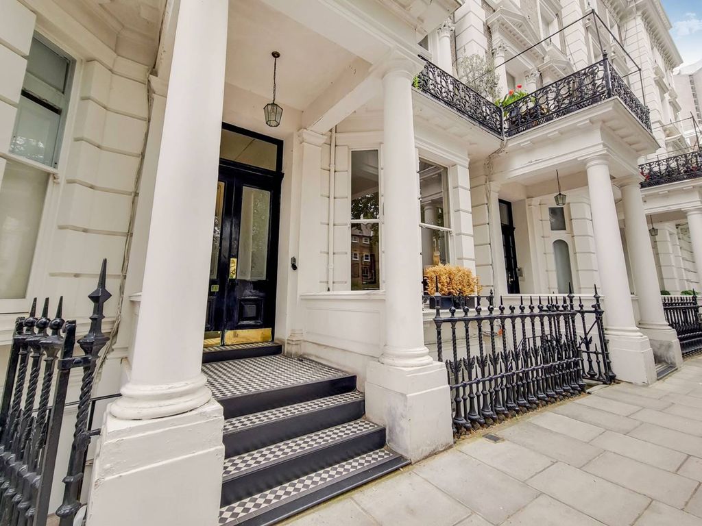 2 bed flat for sale in Courtfield Gardens, South Kensington, London SW5