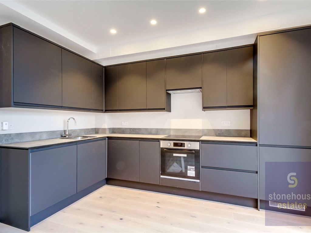 3 bed detached house to rent in Olive Street, Romford, London RM7, £