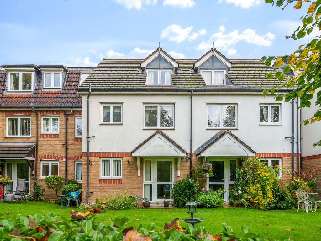 1 bed flat for sale in Mervyn Road, Shepperton, Surrey TW17, £250,000