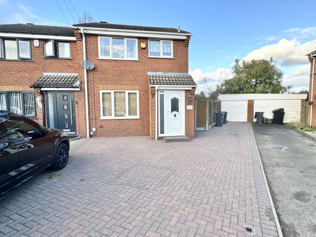 3 bed semidetached house to rent in Fellbrook Close, Birmingham B33, £