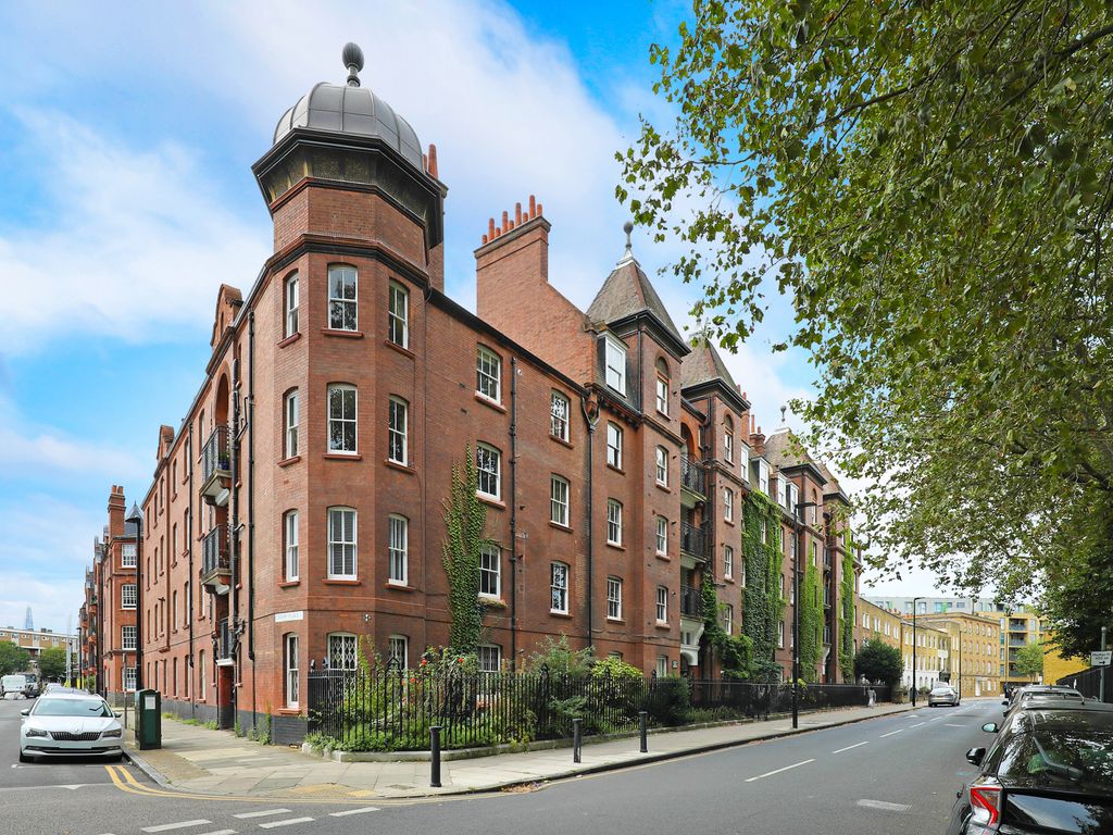 1 bed flat to rent in Dunstan Houses, Stepney Green, London E1, £1,750