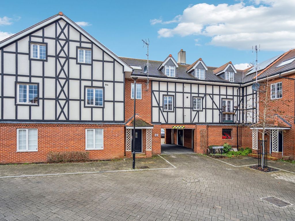 2 bed flat for sale in Grange Road, Chalfont St Peter, Gerrards Cross