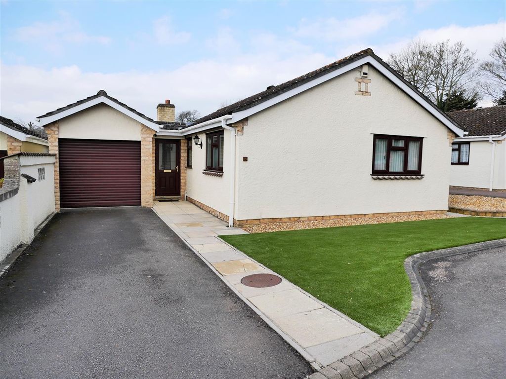 2 bed detached bungalow for sale in Yew Tree Close, Calne SN11 Zoopla