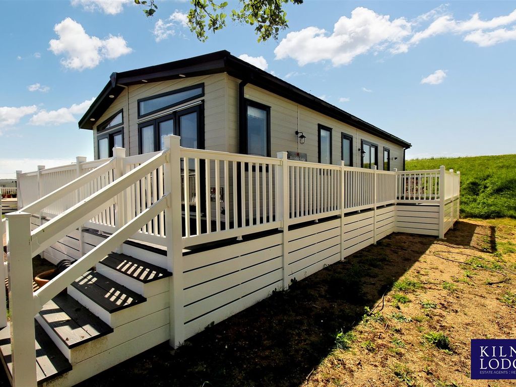 2 bed mobile/park home for sale in Seasalter Hoiiday Estate, Faversham