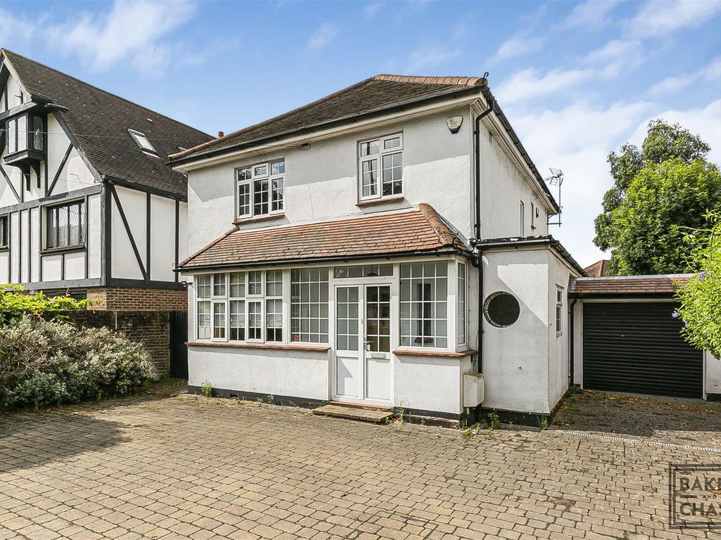 3 bed detached house for sale in The Ridgeway, Enfield EN2, £800,000