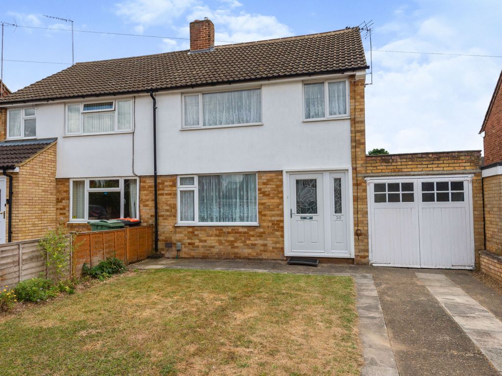 3 bed semidetached house for sale in Buckwood Avenue, Dunstable LU5