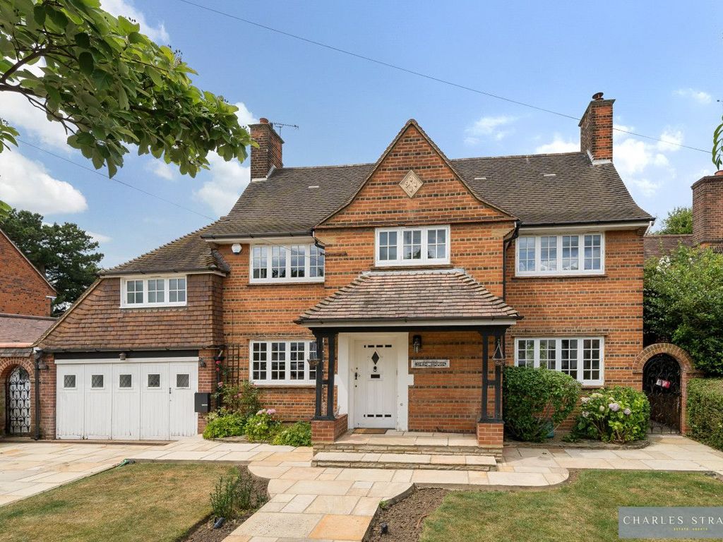 4 bed detached house for sale in Meadway, Gidea Park, Romford RM2, £