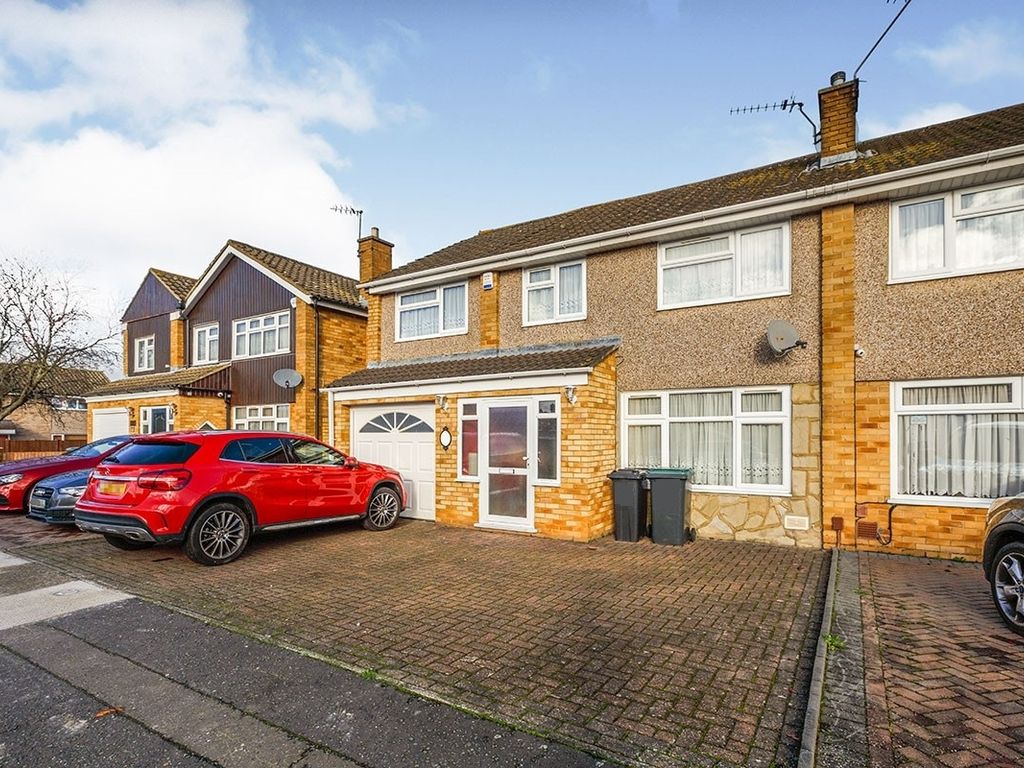 5 bed semidetached house to rent in Viking Road, Northfleet, Gravesend