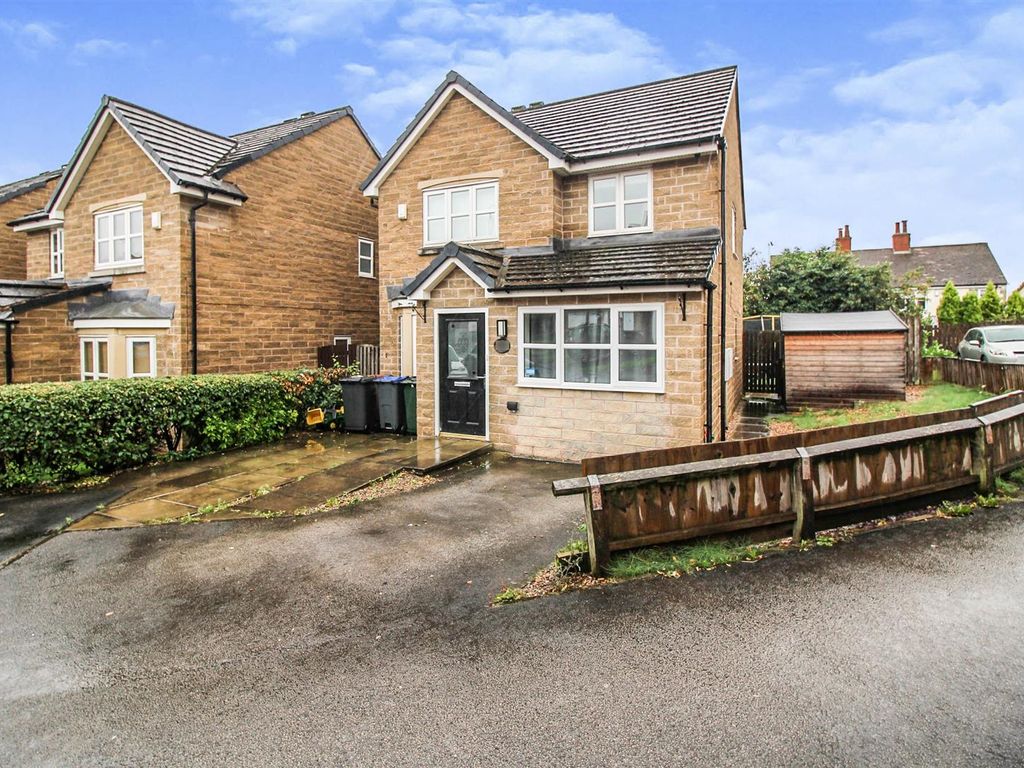 3 bed detached house for sale in Summerley Court, Idle, Bradford BD10