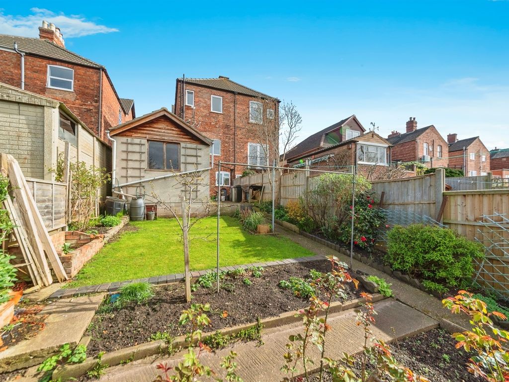 4 bed semidetached house for sale in Dudley Road, Grantham NG31, £