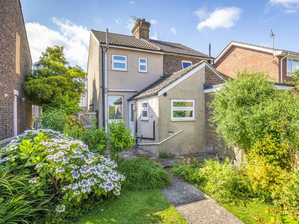 2 bed semidetached house for sale in Meadow Road, Southborough