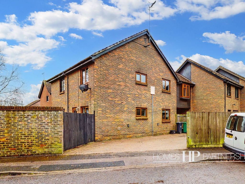 3 bed end terrace house to rent in Firlands, Horley RH6 Zoopla
