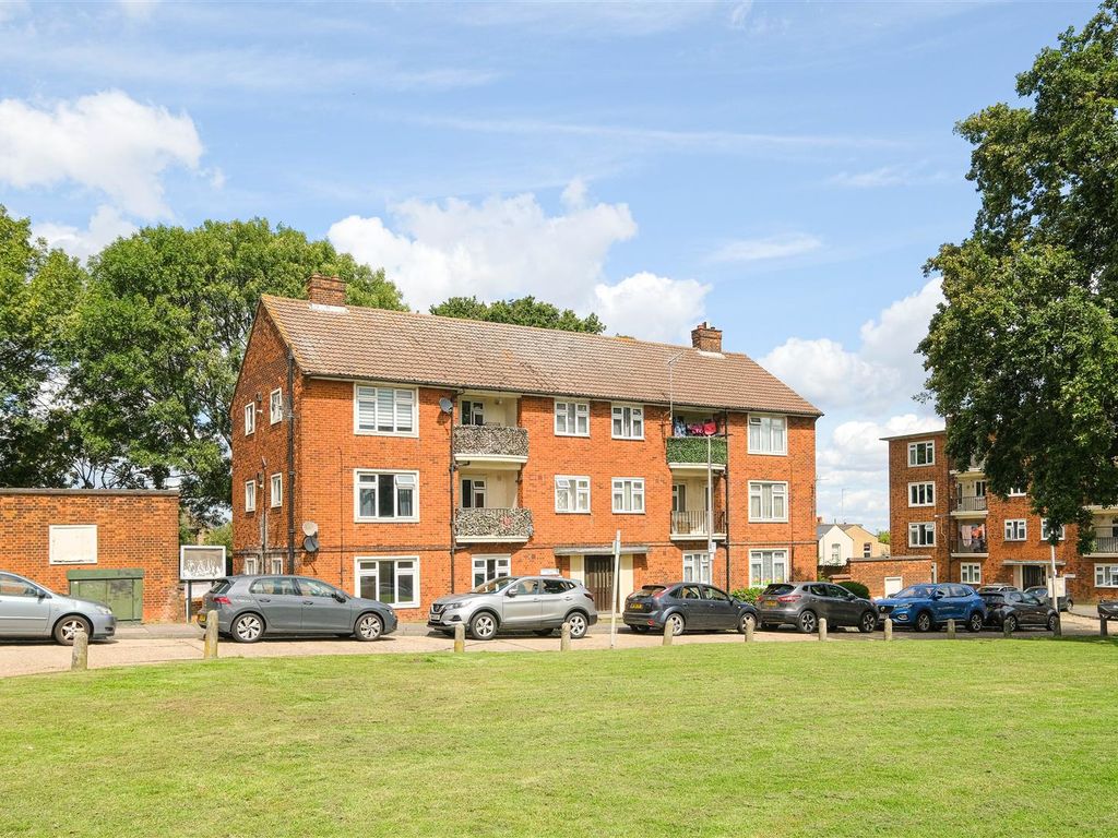 2 bed flat for sale in Priory Close, Churchfields, London E18, £325,000