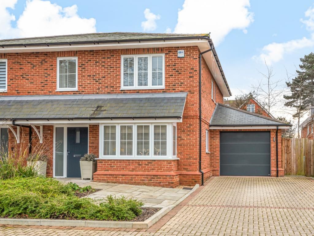 4 bed semidetached house for sale in Woodfield Place, Binfield