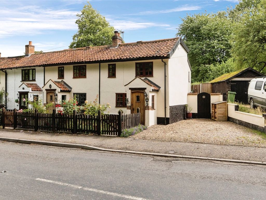 3 bed end terrace house for sale in Norwich Road, Tacolneston, Norwich