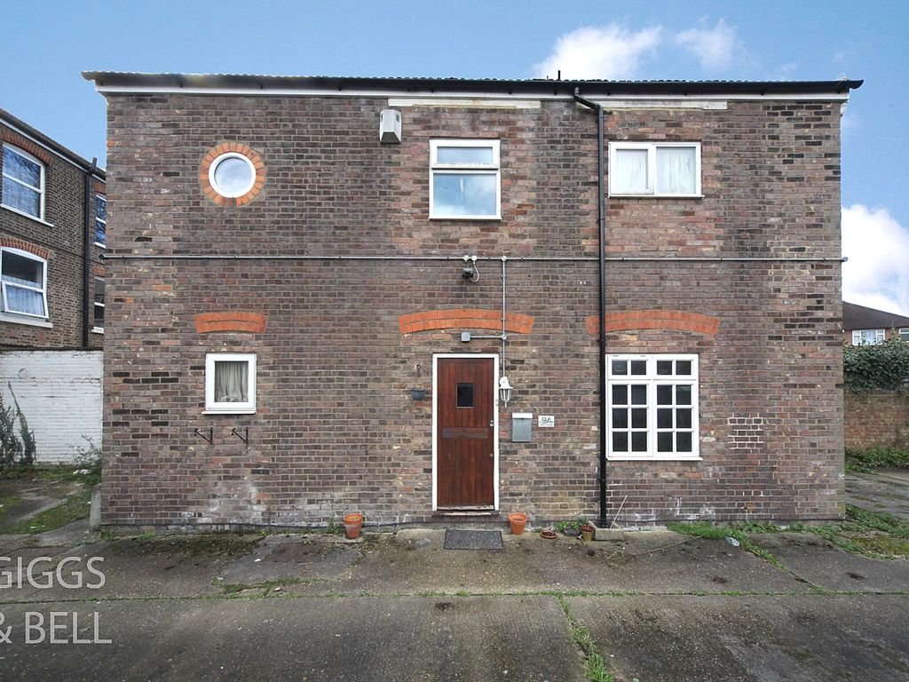 2 bed detached house for sale in Clarendon Road, Luton, Bedfordshire