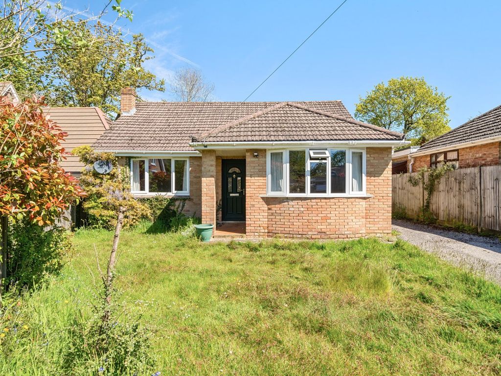 2 bed bungalow for sale in Maytree Close, Locks Heath, Southampton SO31