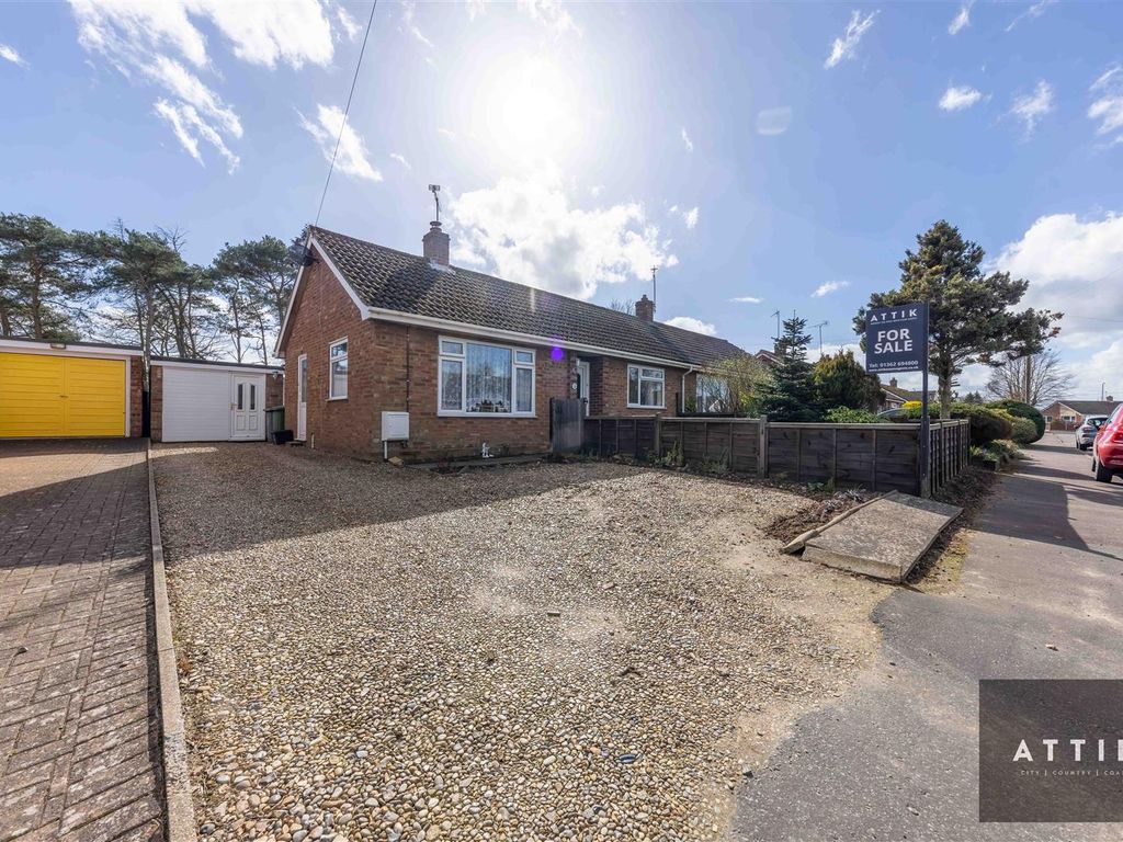 3 bed semidetached bungalow for sale in Patricia Avenue, Horstead