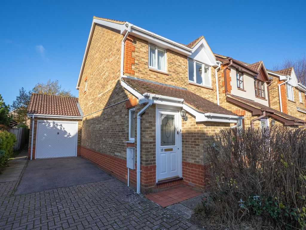 3 bed end terrace house for sale in Moore Close, Cambridge CB4, £