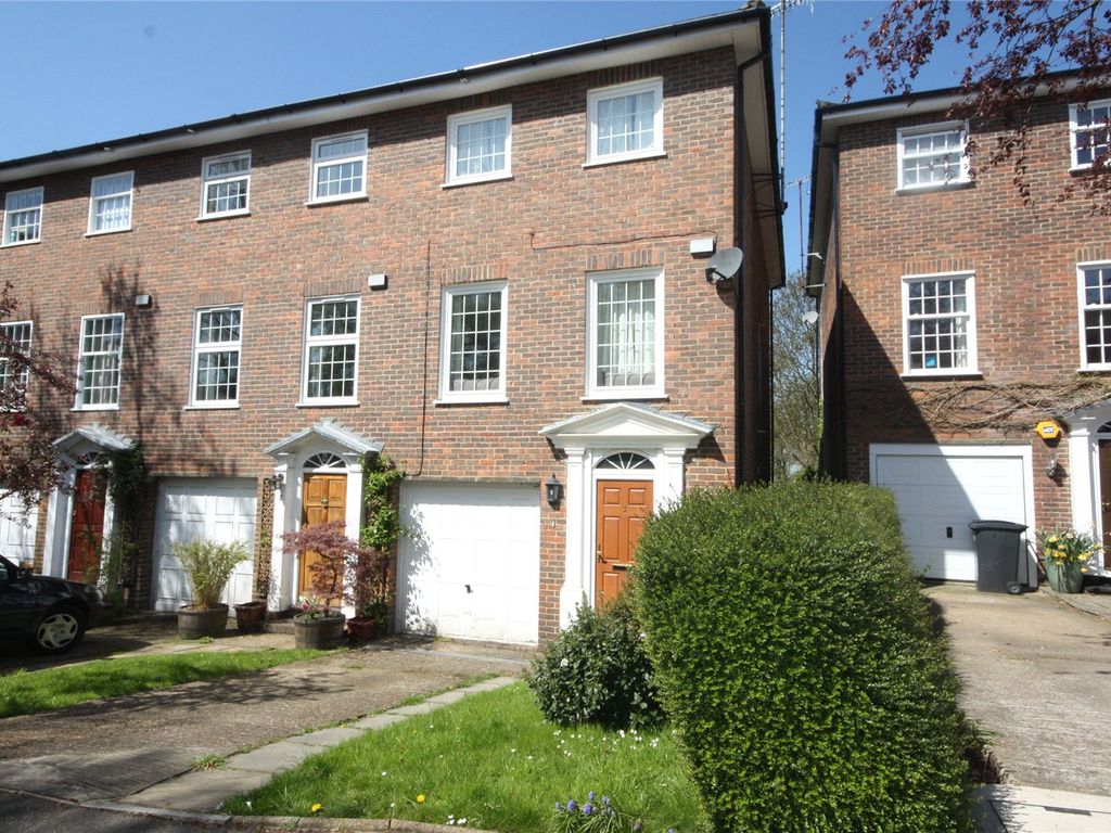 4 bed semidetached house to rent in Heatherdale Close, Kingston Upon