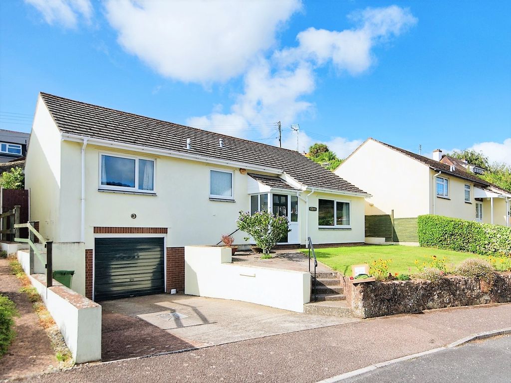 3 bed detached bungalow for sale in Millstream Close, Minehead TA24, £