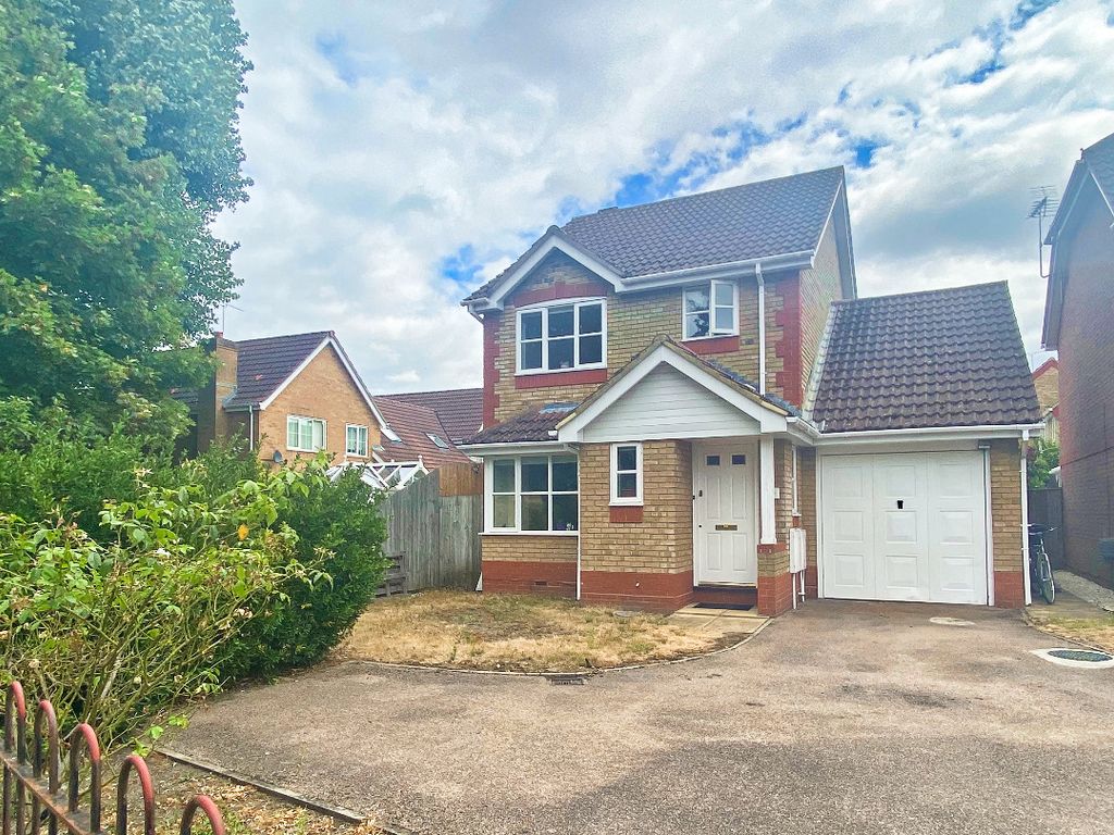 3 bed detached house to rent in Sycamore Road, Farnborough GU14, £1,900 pcm Zoopla