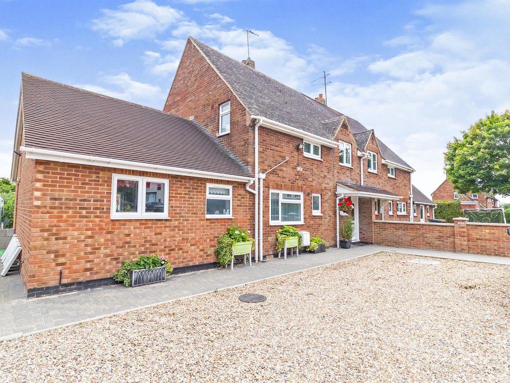 4 bed semidetached house for sale in Peddars Lane, Stanbridge