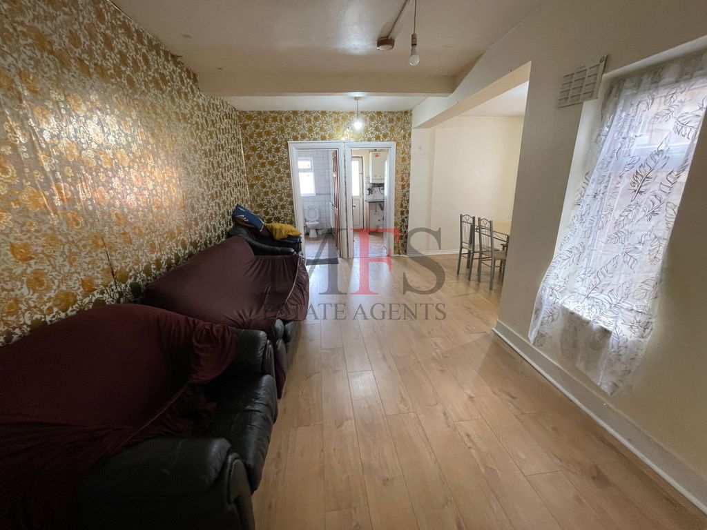 5 bed terraced house to rent in Regina Road, Southall UB2, £2,950 pcm