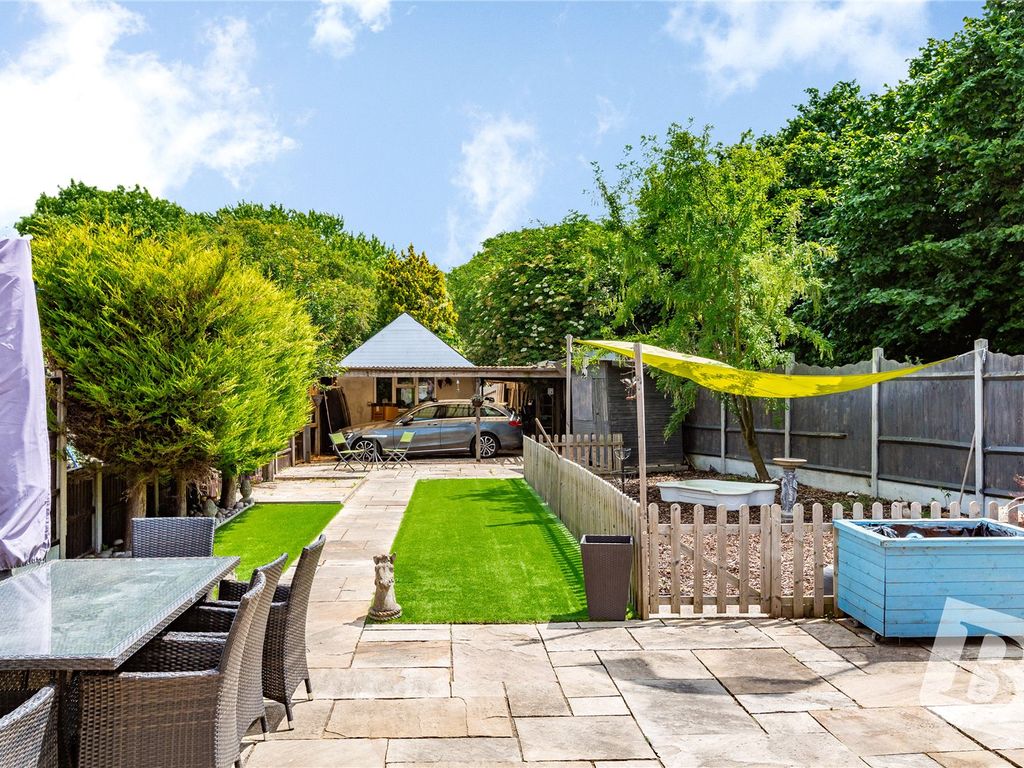 4 bed end terrace house for sale in Dagenham Road, Rush Green RM7, £